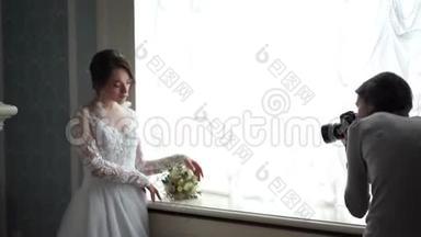 后台婚纱摄影-专业摄影师在别致的房间里拍摄新婚夫妇的照片